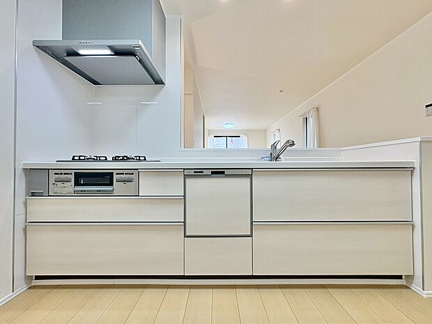 スマートな意匠と充実の機能を備えたキッチンが、暮らしにおいしい彩りを添えます。