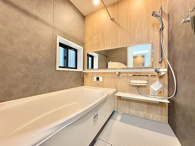 一日の疲れを癒すバスルームは、心地よいリラックスを叶える清潔感溢れる空間です。