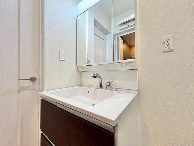 何かと物が増える場所だからこそ、スッキリと見映えの良い空間に。