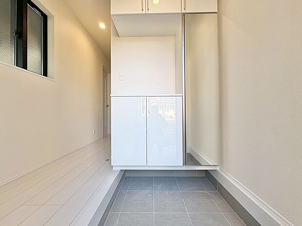 シューズボックスを完備した玄関です。