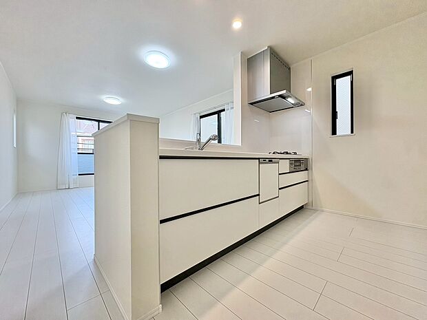 スマートな意匠と充実の機能を備えたキッチンが、暮らしにおいしい彩りを添えます。