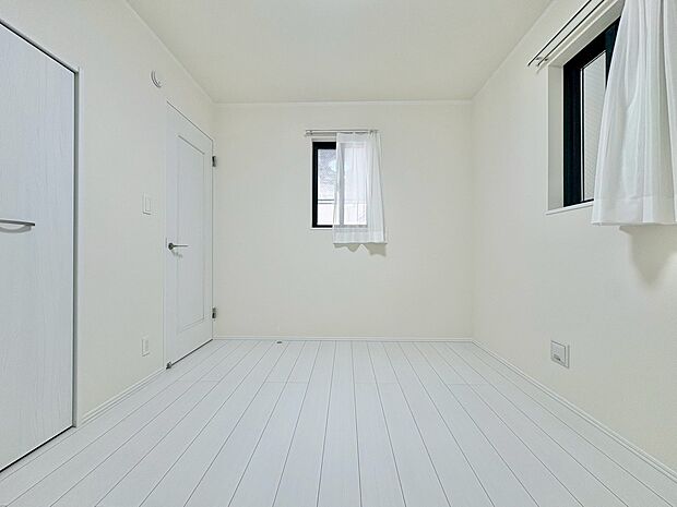 ベッドも十分に設置するスペースがあります。