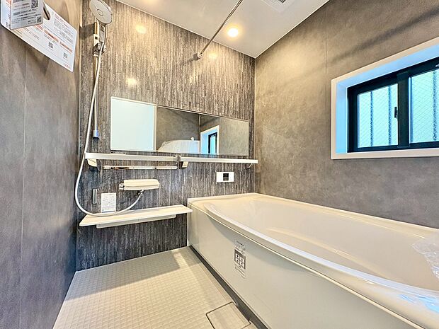 一日の疲れを癒すバスルームは、心地よいリラックスを叶える清潔感溢れる空間です。