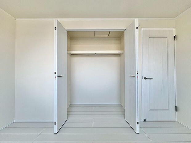 居室にはクローゼットがあり、荷物もスッキリ収納して快適にお過ごしいただけます。