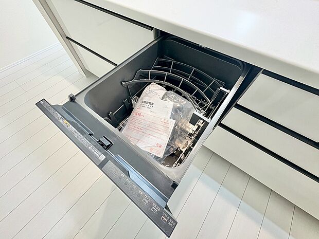 家事の時短に役立つ食洗機。省スペースのビルトインタイプを採用致しました。
