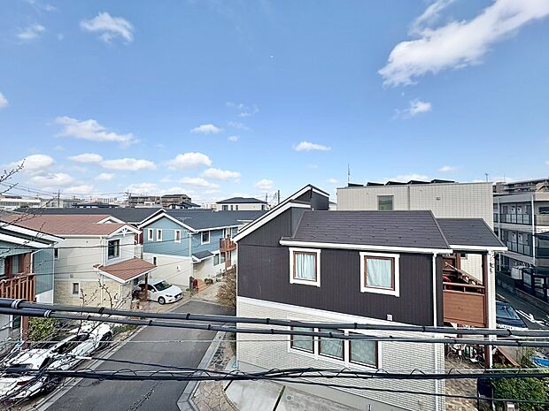 窓を開けると広がる青空。心をリフレッシュして日々を過ごしていきましょう。