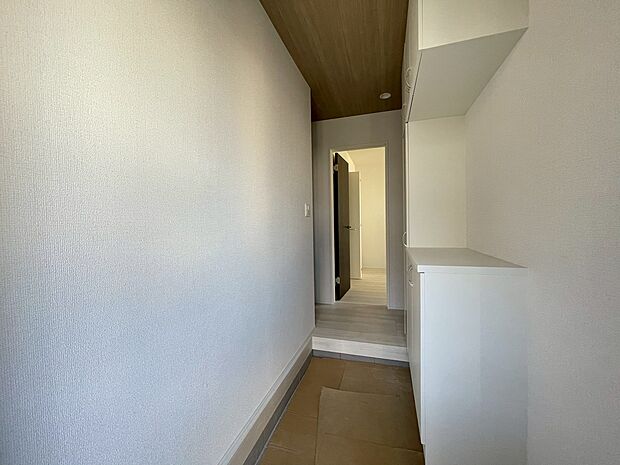 シューズボックスを完備した玄関です。