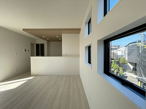 忙しく過ぎゆく日常を置き去るほど、ゆったりした時間が流れるリビング。