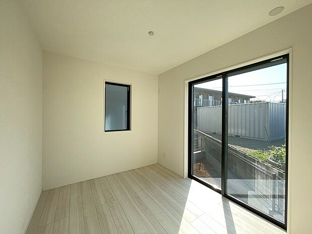 ベッドも十分に設置するスペースがあります。