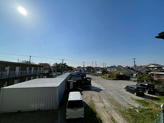 窓を開けると広がる青空。心をリフレッシュして日々を過ごしていきましょう。