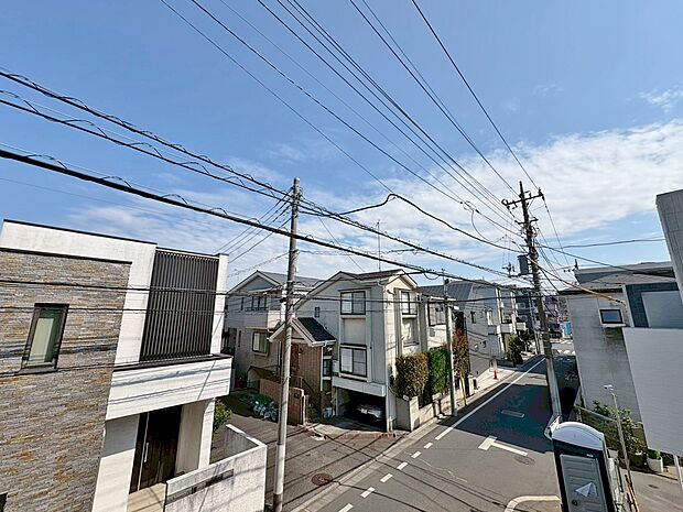 窓を開けると広がる青空。心をリフレッシュして日々を過ごしていきましょう。