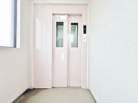 エレベーターの...