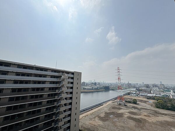 窓を開けると広がる青空。心をリフレッシュして日々を過ごしていきましょう。