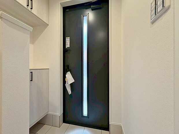 シューズボックスを完備した玄関です。