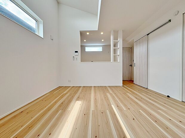 忙しく過ぎゆく日常を置き去るほど、ゆったりした時間が流れるリビング。