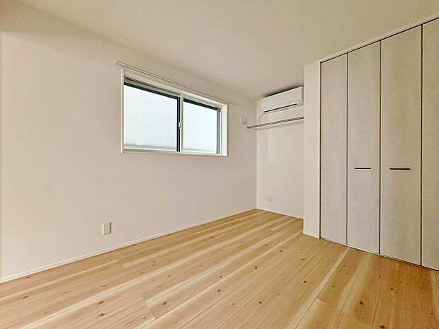 ベッドも十分に設置するスペースがあります。