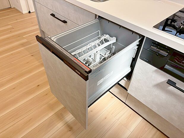 家事の時短に役立つ食洗機。省スペースのビルトインタイプを採用致しました。