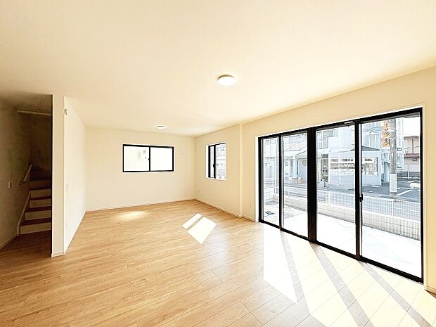 忙しく過ぎゆく日常を置き去るほど、ゆったりした時間が流れるリビング。