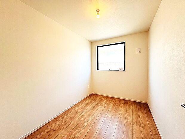 ベッドも十分に設置するスペースがあります。