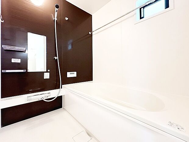 一日の疲れを癒すバスルームは、心地よいリラックスを叶える清潔感溢れる空間です。