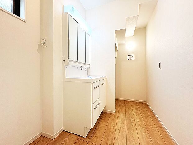 清潔感と心地よさを重視した、上質感漂うパウダールーム。