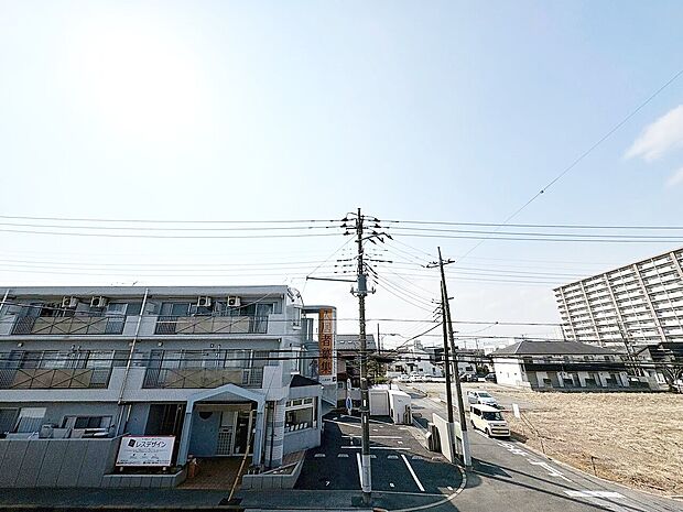 窓を開けると広がる青空。心をリフレッシュして日々を過ごしていきましょう。