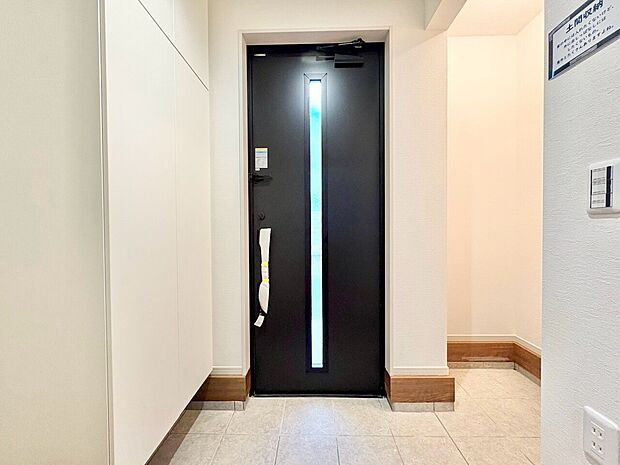シューズボックスを完備した玄関です。