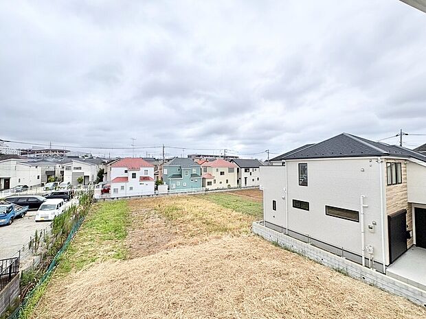 窓を開けると広がる青空。心をリフレッシュして日々を過ごしていきましょう。