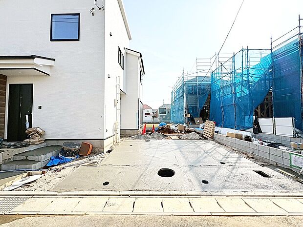 本物件の駐車スペースです。車種制限のある場合もございますので、お気軽にお問い合わせくださいませ。