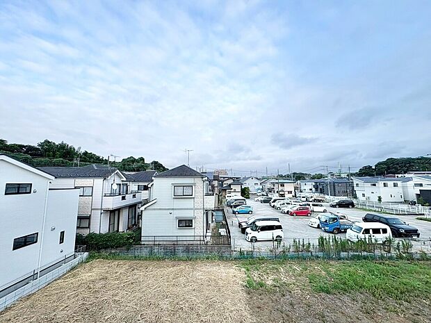 窓を開けると広がる青空。心をリフレッシュして日々を過ごしていきましょう。