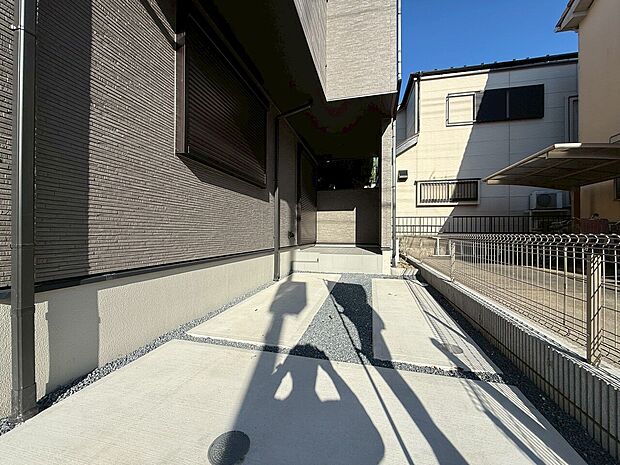 本物件の駐車スペースです。車種制限のある場合もございますので、お気軽にお問い合わせくださいませ。