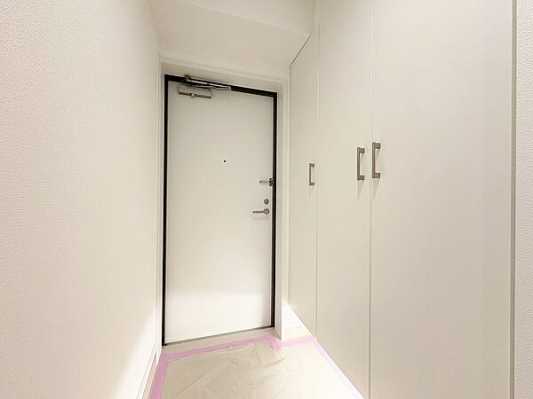 シューズボックスを完備した玄関です。