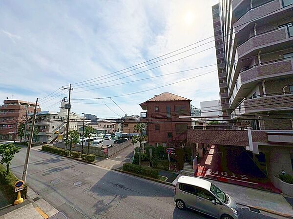 窓を開けると広がる青空。心をリフレッシュして日々を過ごしていきましょう。