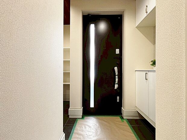 シューズボックスを完備した玄関です。