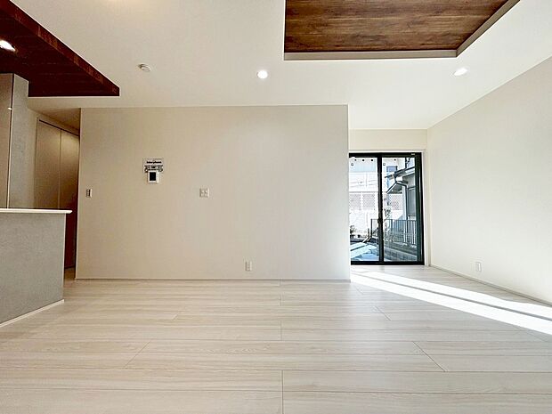 忙しく過ぎゆく日常を置き去るほど、ゆったりした時間が流れるリビング。