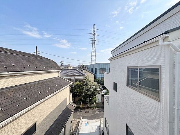 窓を開けると広がる青空。心をリフレッシュして日々を過ごしていきましょう。