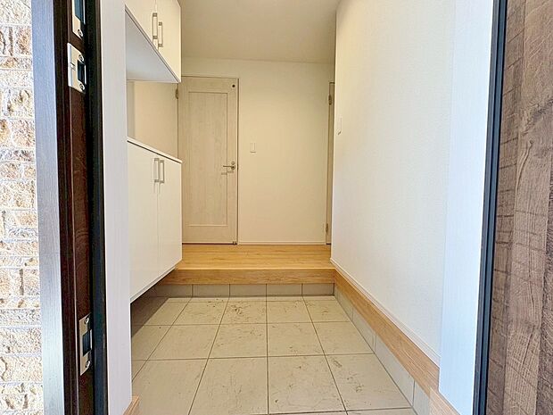 シューズボックスを完備した玄関です。