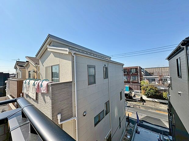 窓を開けると広がる青空。心をリフレッシュして日々を過ごしていきましょう。