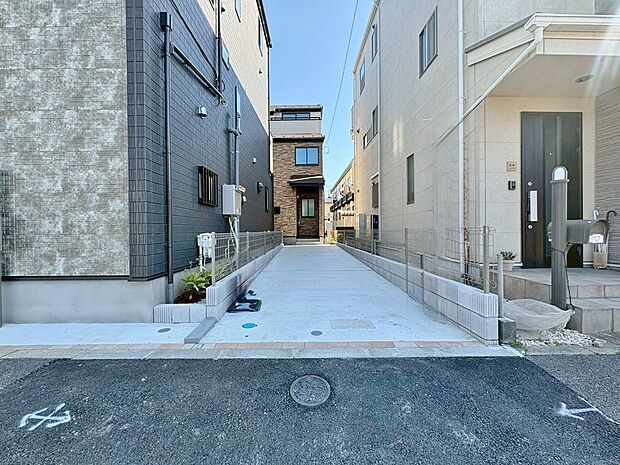 本物件の駐車スペースです。車種制限のある場合もございますので、お気軽にお問い合わせくださいませ。