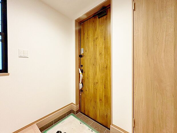 シューズボックスを完備した玄関です。