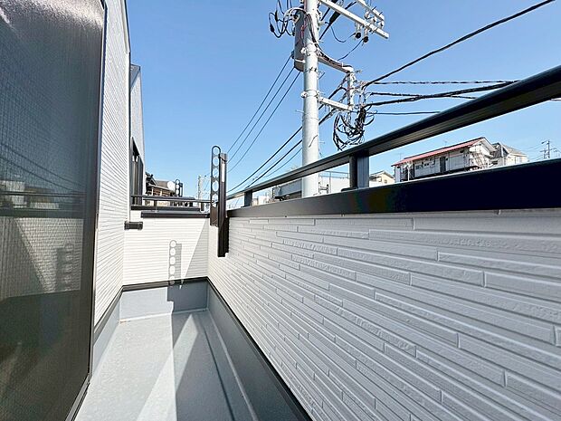 暮らしの中で、光と風を演出してくれるバルコニー。