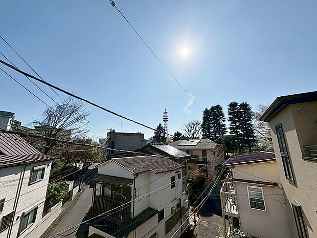 窓を開けると広がる青空。心をリフレッシュして日々を過ごしていきましょう。