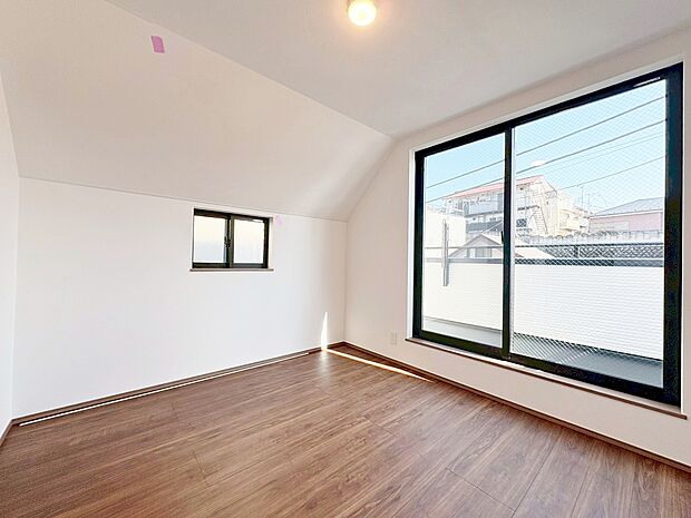 ベッドも十分に設置するスペースがあります。