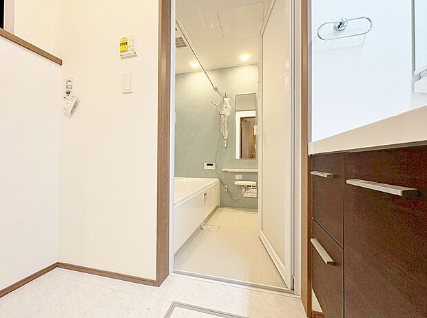 清潔感と心地よさを重視した、上質感漂うパウダールーム。