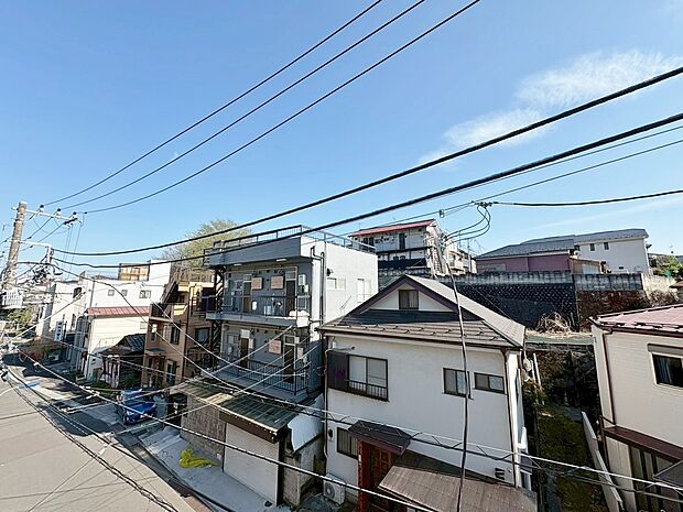 窓を開けると広がる青空。心をリフレッシュして日々を過ごしていきましょう。