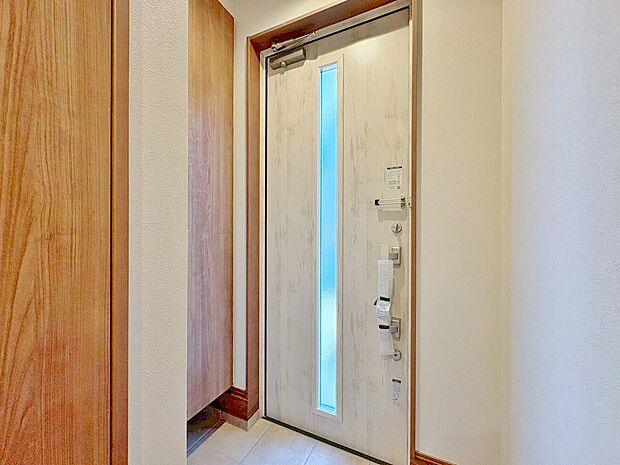 シューズボックスを完備した玄関です。