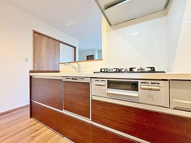 スマートな意匠と充実の機能を備えたキッチンが、暮らしにおいしい彩りを添えます。