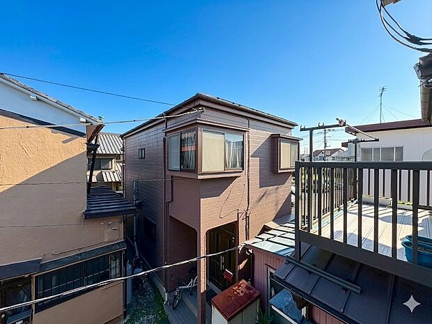 窓を開けると広がる青空。心をリフレッシュして日々を過ごしていきましょう。