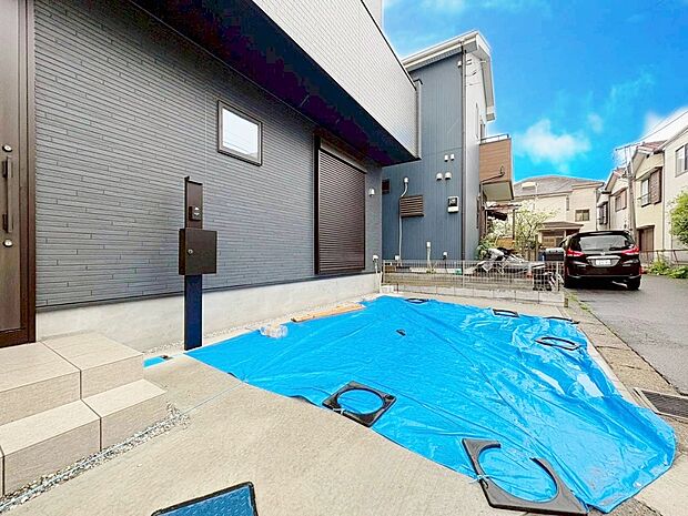 本物件の駐車スペースです。車種制限のある場合もございますので、お気軽にお問い合わせくださいませ。