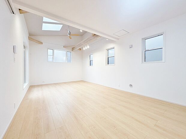 忙しく過ぎゆく日常を置き去るほど、ゆったりした時間が流れるリビング。